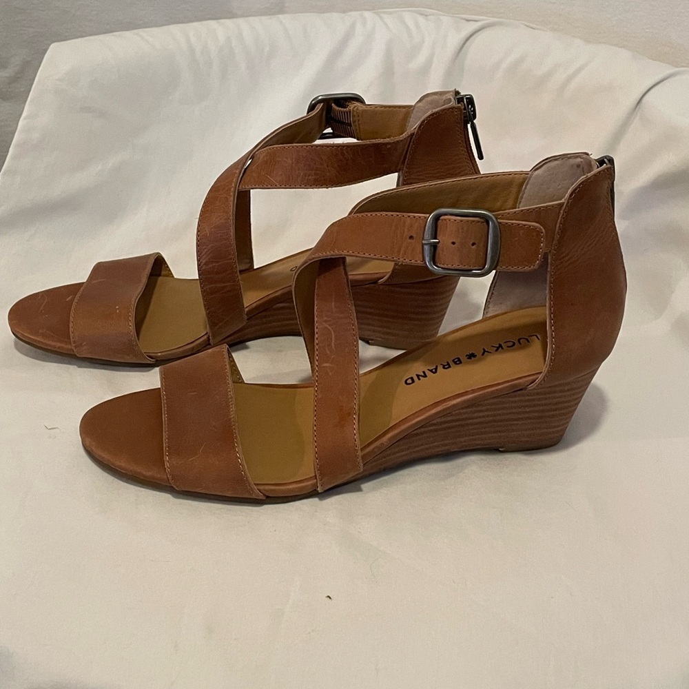 NWOT Lucky Brand Tan Strappy Sandals